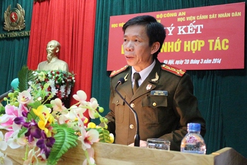 Đại tá, TS. Trần Kim Hải, Chánh Văn phòng Học viện ANND thông qua nội dung Bản ghi nhớ họp tác của hai nhà trường